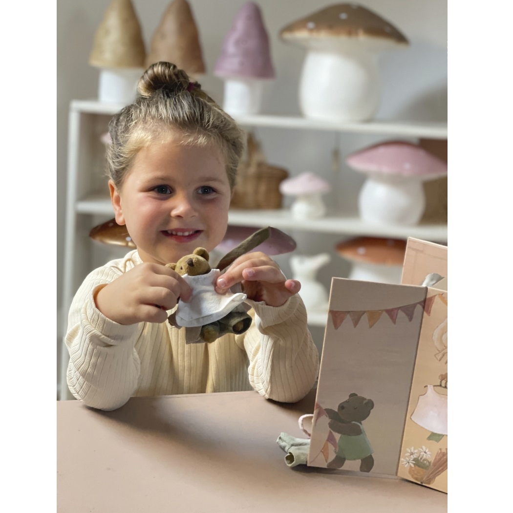 Egmont Toys Картонный шкаф с одеждой и мишкой